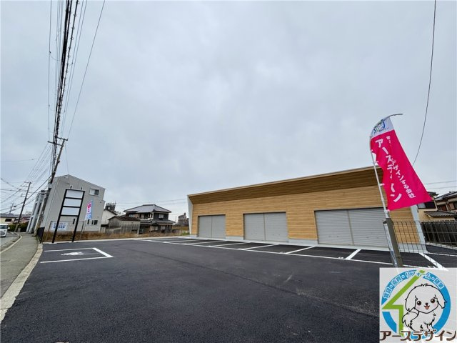 魚住町長坂寺平屋テナントの外観