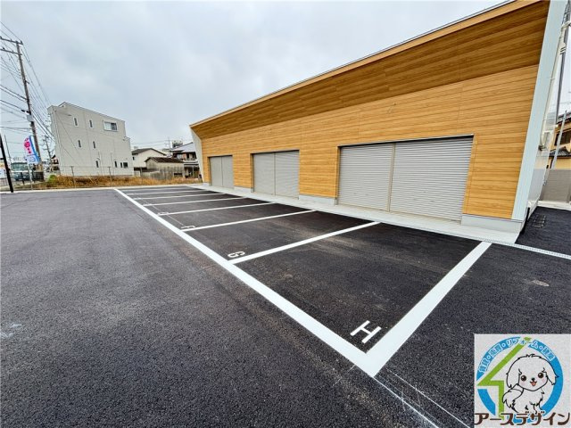 魚住町長坂寺平屋テナントの駐車場