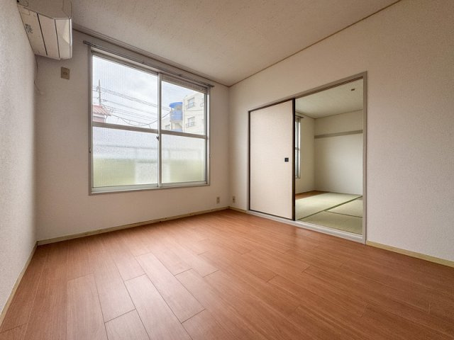 落ち着いた色調の寝室です