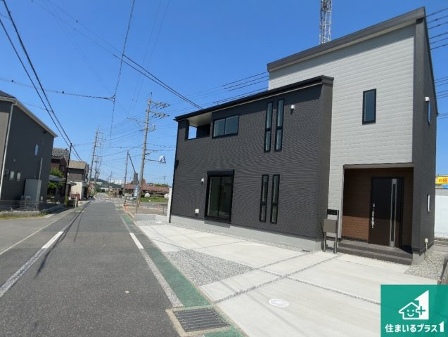 加東市下滝野　第6期　新築一戸建ての前面道路含む現地写真|周辺は閑静な住宅街！前面道路広々で車の出し入れも便利です。駐車が苦手な方でも安心して車庫入れできます！