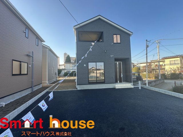 昭島市拝島町第10　新築３棟の外観|外壁が周囲の街並みと青空に生えるお洒落な仕上がり！周囲には高い建物のないエリア。青い空が大きく感じますね。