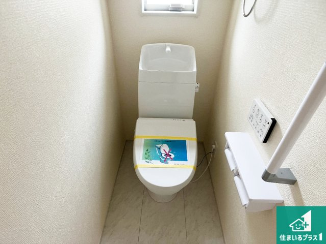 加東市下滝野　第6期　新築一戸建てのトイレ|1・2階の2ヶ所にあるので、朝の忙しい時間の順番待ちもなく、深夜の利用にも大変便利です。