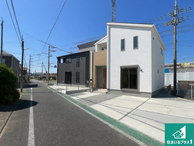 加東市下滝野　第6期　新築一戸建ての前面道路含む現地写真|周辺は閑静な住宅街！前面道路広々で車の出し入れも便利です。駐車が苦手な方でも安心して車庫入れできます！