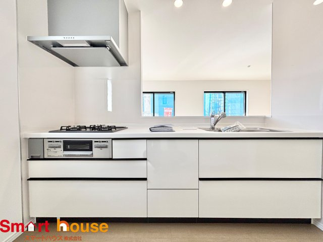 相模原市南区西大沼3丁目　新築3棟のキッチン|ダイニングからワークスペースを見渡せる、見せるキッチン。ダイニングとの空間のつながりが、スペースのゆとりを生み出します♪