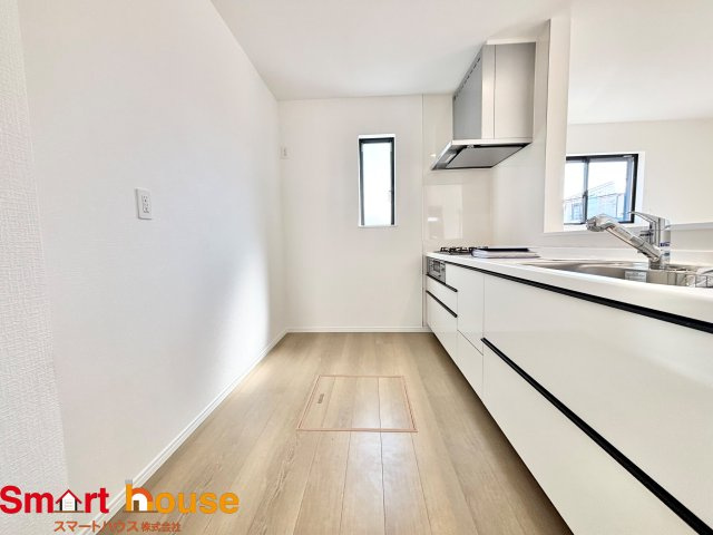 相模原市南区西大沼3丁目　新築3棟のキッチン|幅広いキッチンに冷蔵庫、カップボードなどを設置しても楽々と料理できます！
スペースにゆとりがあると気持ちもいいですね♪