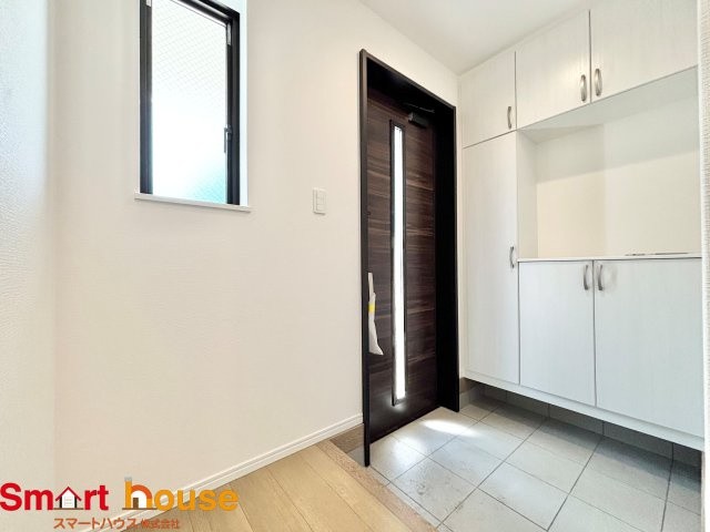 相模原市南区西大沼3丁目　新築3棟の玄関|住む人も来客も入った瞬間にワクワクさせてくれるオシャレな玄関♪
収納もたっぷりあるので、靴がたくさんあっても安心！
気持ちの良い朝は、毎日ここからスタートしていきます♪