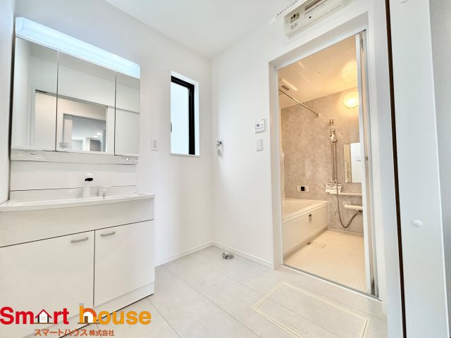 相模原市南区西大沼3丁目　新築3棟の独立洗面台|ゆとりの洗面スペースで朝の身支度も快適スムーズに。３面鏡で髪のセットやお化粧もストレスなくこなせ、朝から気分良く通勤通学に向かえそうですね！鏡の裏にはたっぷりと収納スペースを標準装備！