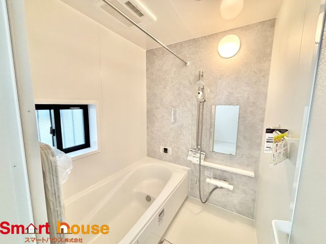 相模原市南区西大沼3丁目　新築3棟の浴室|一日の疲れを癒してくれる場所なので、快適に過ごして頂く為にゆったりサイズのバスタブを用意しました。是非半身浴をお楽しみ下さい。空気が籠らない様に小窓も設置しております。