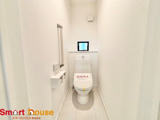 相模原市南区西大沼3丁目　新築3棟のトイレ|節水型でエコなトイレには、今では当たり前のウォシュレット付き。便座を温める機能もついていて、居心地良くてトイレから出られなくなるかも！換気用に換気扇はもちろん、窓も着いているので常に快適ですね♪