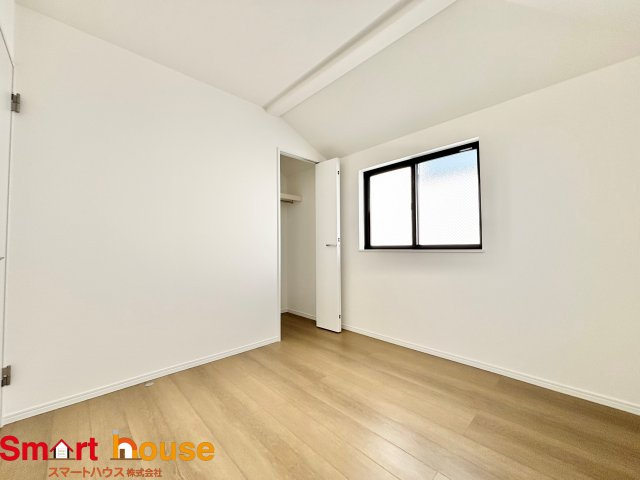 相模原市南区西大沼3丁目　新築3棟の洋室|広々とした居住空間は日々の暮らしを彩り、心のやすらぎと満足感を与えてくれます。通風と採光を考慮した設計は子供たちはのびのび育ち、家族でくつろぎと団らんを生み出します。