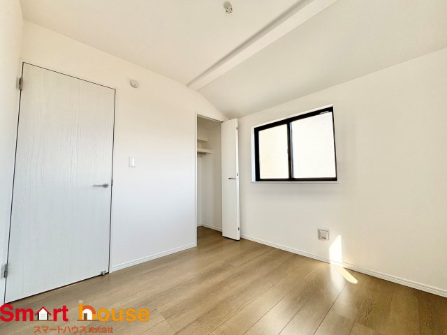 相模原市南区西大沼3丁目　新築3棟の洋室|大きな窓からたっぷりと陽光が注がれる明るい空間。家族の成長に対応できる永住仕様の間取り。一日の疲れをいやしてくれる主寝室。時を忘れて過ごす場所として過ごせるお部屋。