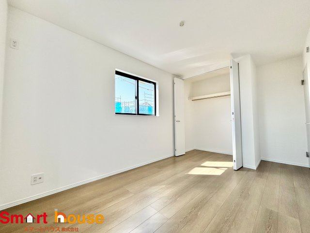 相模原市南区西大沼3丁目　新築3棟の洋室|大きな窓からたっぷりの日差しが降り注ぐ明るい室内です。気持ちの良い朝日を受けて、目覚めの良い健康的な朝を迎えられそうです。 