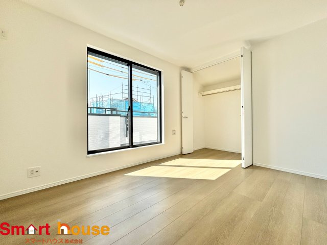 相模原市南区西大沼3丁目　新築3棟の洋室|広々とした居住空間は日々の暮らしを彩り、心のやすらぎと満足感を与えてくれます。通風と採光を考慮した設計は子供たちはのびのび育ち、家族でくつろぎと団らんを生み出します。