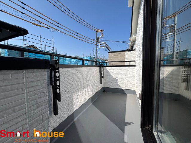 相模原市南区西大沼3丁目　新築3棟のバルコニー|陽当りの良いバルコニーは、物干しセットを追加すれば、一度にたくさんのお洗濯物が干せるのが魅力！バルコニーは洗濯物を干すだけの場所じゃなく、家族のゆとりのある時間を演出するプライベート空間。