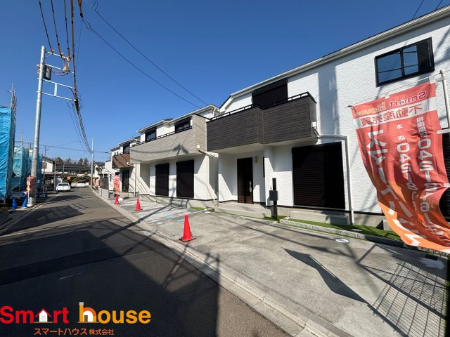 相模原市南区西大沼3丁目　新築3棟の前面道路含む現地写真|オシャレな外観は、人の目を引くだけではなく自慢したくなりますね！植木を置いたりアレンジは、自由です。自分の好みに仕上げましょう♪