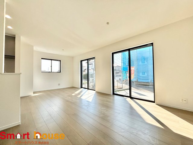 相模原市南区西大沼3丁目　新築3棟の居間・リビング|忙しい朝もしっかり家族が揃って食事をして頂けるゆとりある大きさのダイニングスペース。奥様が作る手料理をたくさん並べて頂き、テーブルで囲む健やかな食事の時間を存分に愉しんで下さい。 