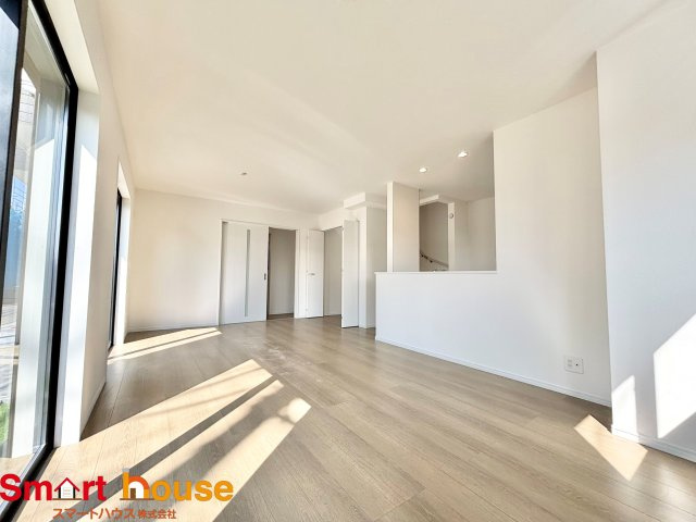 相模原市南区西大沼3丁目　新築3棟の居間・リビング|室内にいても、たっぷりの陽光と爽やかな風を感じて頂ける、開放感あふれるリビングです。
ご家族と穏やかに過ごす、心地の良い時間が流れます。