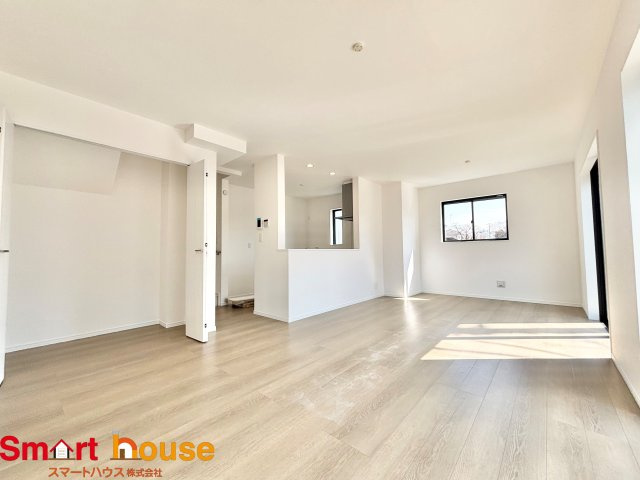 相模原市南区西大沼3丁目　新築3棟の居間・リビング|家族の笑い声が聞こえてきそうな大空間♪大きめのLDKはそれだけで心が和みます。家族揃ってリビングで過ごすお休みの日が、楽しみになる場所となることでしょう。