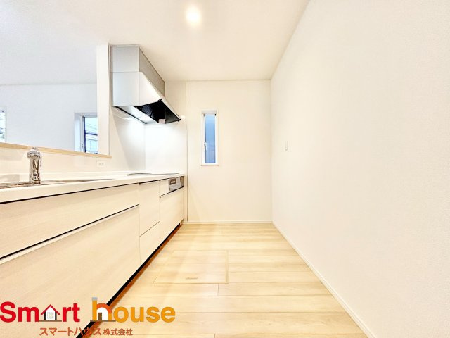 町田市常盤町第14　新築2棟の独立洗面台|ゆとりの洗面スペースで朝の身支度も快適スムーズに。３面鏡で髪のセットやお化粧もストレスなくこなせ、朝から気分良く通勤通学に向かえそうですね！鏡の裏にはたっぷりと収納スペースを標準装備！