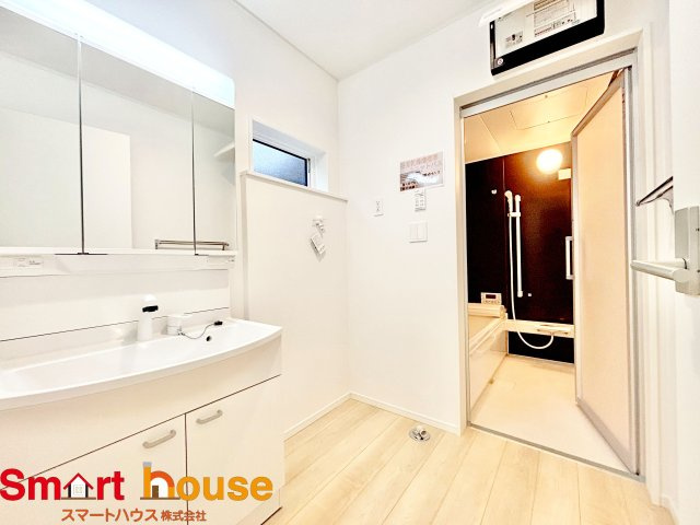 町田市常盤町第14　新築2棟の浴室|一日の疲れを癒してくれる場所なので、快適に過ごして頂く為にゆったりサイズのバスタブを用意しました。是非半身浴をお楽しみ下さい。空気が籠らない様に小窓も設置しております。