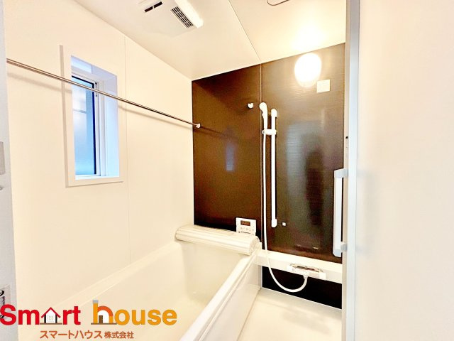 町田市常盤町第14　新築2棟のトイレ|節水型でエコなトイレには、今では当たり前のウォシュレット付き。便座を温める機能もついていて、居心地良くてトイレから出られなくなるかも！換気用に換気扇はもちろん、窓も着いているので常に快適ですね♪