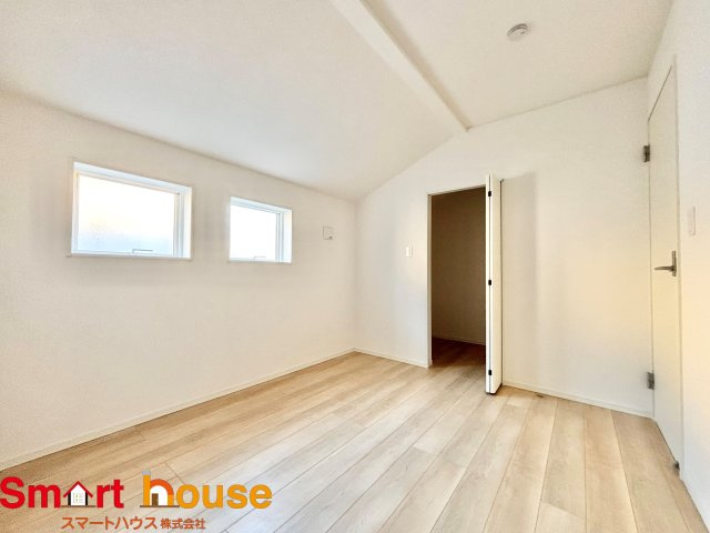 町田市常盤町第14　新築2棟の収納|お洋服を大切にされる方に大変喜ばれる、憧れのウォークインクローゼット。
お洋服以外にも掃除機やスーツケースなどを一箇所に集約できるのは魅力ですね！
扉が一箇所ですので、お部屋の見た目にもスッキリ！