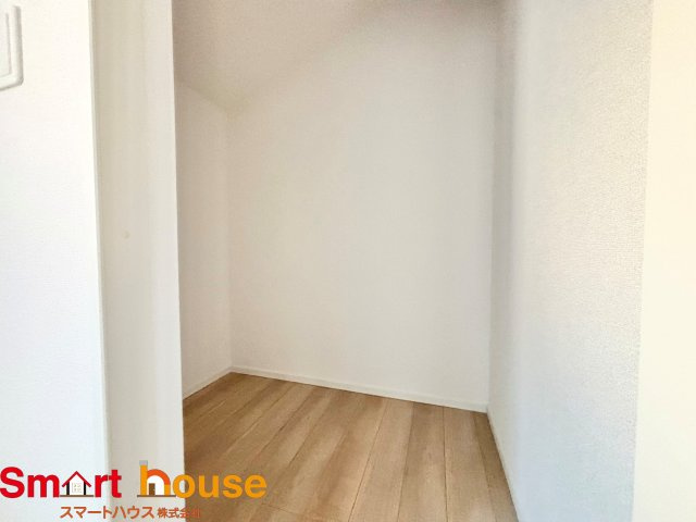 町田市常盤町第14　新築2棟の収納|クローゼットがあるだけでシャレの楽しみも増えますね♪
お洋服だけではなく普段使わない物などをしまえるので部屋も気持ちもスッキリ！