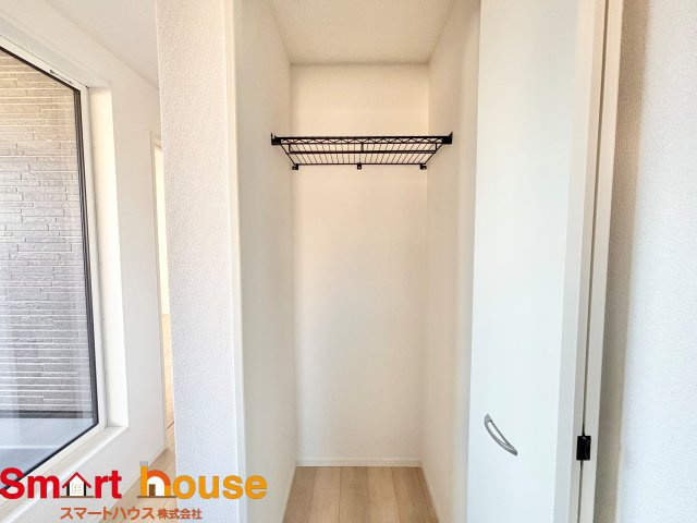 町田市常盤町第14　新築2棟の洋室|広々とした居住空間は日々の暮らしを彩り、心のやすらぎと満足感を与えてくれます。通風と採光を考慮した設計は子供たちはのびのび育ち、家族でくつろぎと団らんを生み出します。