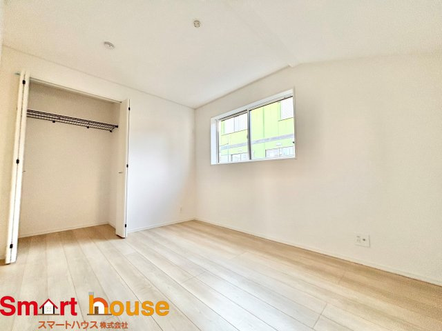 町田市常盤町第14　新築2棟の洋室|大きな窓からたっぷりと陽光が注がれる明るい空間。家族の成長に対応できる永住仕様の間取り。一日の疲れをいやしてくれる主寝室。時を忘れて過ごす場所として過ごせるお部屋。