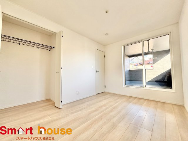 町田市常盤町第14　新築2棟のバルコニー|陽当りの良いバルコニーは、物干しセットを追加すれば、一度にたくさんのお洗濯物が干せるのが魅力！バルコニーは洗濯物を干すだけの場所じゃなく、家族のゆとりのある時間を演出するプライベート空間。