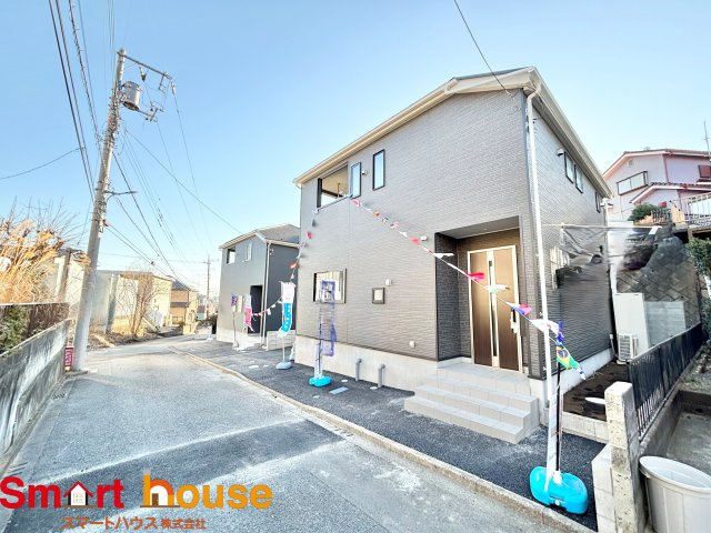 町田市常盤町第14　新築2棟の前面道路含む現地写真|外壁が周囲の街並みと青空に生えるお洒落な仕上がり！周囲には高い建物のないエリア。青い空が大きく感じますね。