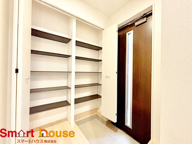 町田市常盤町第14　新築2棟の外観|お住まいの前面道路が広いと駐車が楽になり、陽当たりも遮られないので明るく居心地の良いお家になります♪