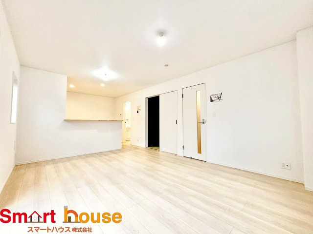 町田市常盤町第14　新築2棟の居間・リビング|オープンでのびやかな空間を生み出す、こだわりの広がりとゆとり。家族と過ごす時間を大切にしたい方にぴったりの明るくゆとりある住空間です。南側の窓からの日差しがリビングの隅々までしっかりと届きます！ 