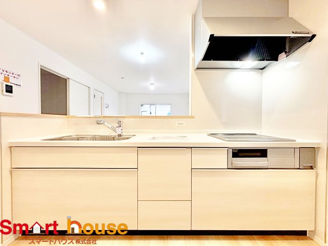 町田市常盤町第14　新築2棟のキッチン|ダイニングからワークスペースを見渡せる、見せるキッチン。ダイニングとの空間のつながりが、スペースのゆとりを生み出します♪