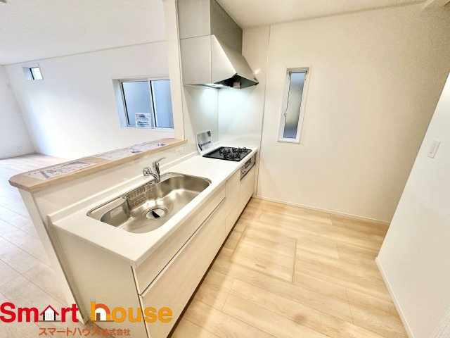 八王子市泉町　新築全4棟のキッチン|幅広いキッチンに冷蔵庫、カップボードなどを設置しても楽々と料理できます！
スペースにゆとりがあると気持ちもいいですね♪
