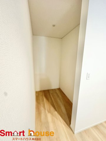 八王子市泉町　新築全4棟の収納|食品や食器などを収納できるパントリー。もちろんそれ以外にも、普段はあまり使わない調理器具をしまうなど、その使い勝手は多様。入りきらない調味料類や、備蓄庫として機能性と見た目にも優れた有能な収納です！
