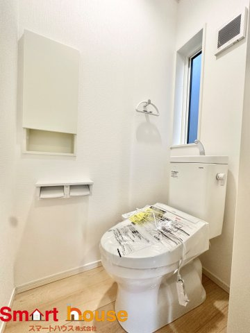 八王子市泉町　新築全4棟のトイレ|節水型でエコなトイレには、今では当たり前のウォシュレット付き。便座を温める機能もついていて、居心地良くてトイレから出られなくなるかも！換気用に換気扇はもちろん、窓も着いているので常に快適ですね♪
