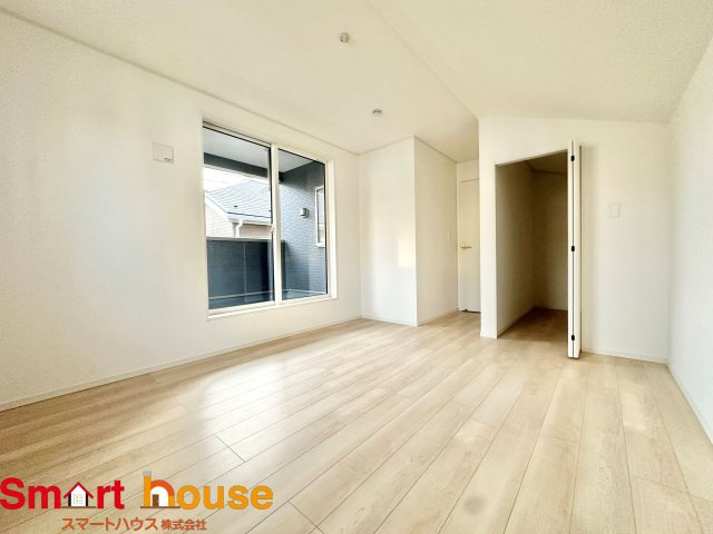 八王子市泉町　新築全4棟の洋室|大きな窓からたっぷりの日差しが降り注ぐ明るい室内です。気持ちの良い朝日を受けて、目覚めの良い健康的な朝を迎えられそうです。 
