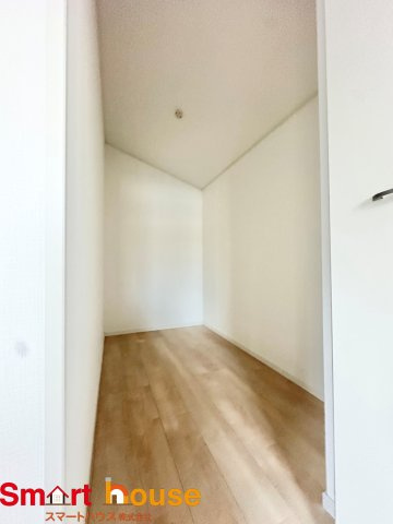 八王子市泉町　新築全4棟の収納|お洋服を大切にされる方に大変喜ばれる、憧れのウォークインクローゼット。
お洋服以外にも掃除機やスーツケースなどを一箇所に集約できるのは魅力ですね！
扉が一箇所ですので、お部屋の見た目にもスッキリ！
