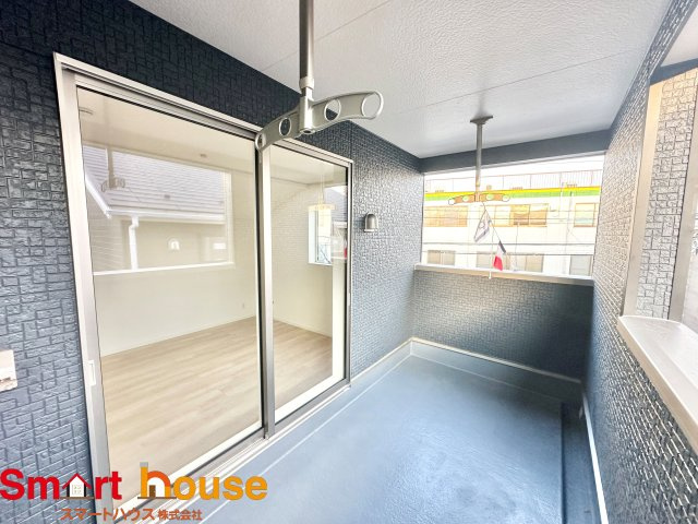 八王子市泉町　新築全4棟のバルコニー|インナーバルコニーは、突然の雨から洗濯物を守るだけではなくテーブルを設置してゆっくりしたり、新しい生活の一部にいかがですか？
