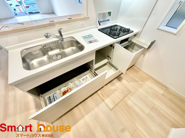 八王子市泉町　新築全4棟のキッチン|大容量収納付きキッチンは、調味料などをスッキリさせ綺麗な空間で気持のいい料理を手助けします！
