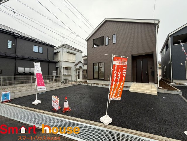 八王子市泉町　新築全4棟の前面道路含む現地写真|お住まいの前面道路が広いと駐車が楽になり、陽当たりも遮られないので明るく居心地の良いお家になります♪
