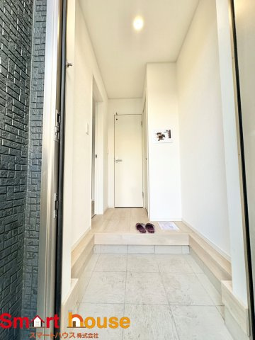 八王子市泉町　新築全4棟の玄関|シンプル且つモダンなエントランス＆ホール。ゆとりを感じさせる上質で明るい空間が住む人や訪れる人を心地よく迎え入れてくれます。
