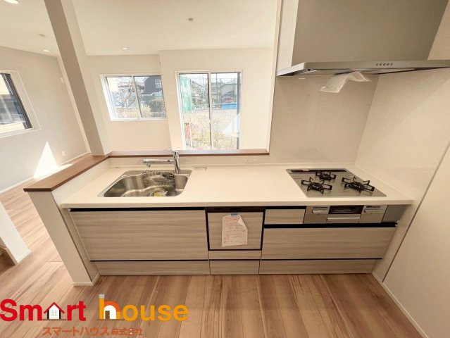 相模原市緑区東橋本　新築全12棟のキッチン|ダイニングからワークスペースを見渡せる、見せるキッチン。ダイニングとの空間のつながりが、スペースのゆとりを生み出します♪