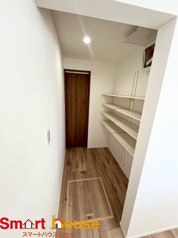 相模原市緑区東橋本　新築全12棟の収納|食品や食器などを収納できるパントリー。もちろんそれ以外にも、普段はあまり使わない調理器具をしまうなど、その使い勝手は多様。入りきらない調味料類や、備蓄庫として機能性と見た目にも優れた有能な収納です！