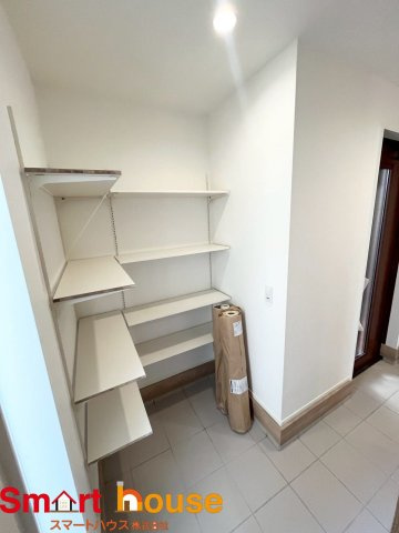 相模原市緑区東橋本　新築全12棟の玄関|住む人も来客も入った瞬間にワクワクさせてくれるオシャレな玄関♪
収納もたっぷりあるので、靴がたくさんあっても安心！
気持ちの良い朝は、毎日ここからスタートしていきます♪