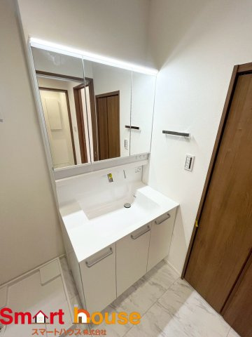 相模原市緑区東橋本　新築全12棟の独立洗面台|ゆとりの洗面スペースで朝の身支度も快適スムーズに。３面鏡で髪のセットやお化粧もストレスなくこなせ、朝から気分良く通勤通学に向かえそうですね！鏡の裏にはたっぷりと収納スペースを標準装備！