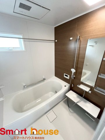 相模原市緑区東橋本　新築全12棟の浴室|一日の疲れを癒してくれる場所なので、快適に過ごして頂く為にゆったりサイズのバスタブを用意しました。是非半身浴をお楽しみ下さい。空気が籠らない様に小窓も設置しております。