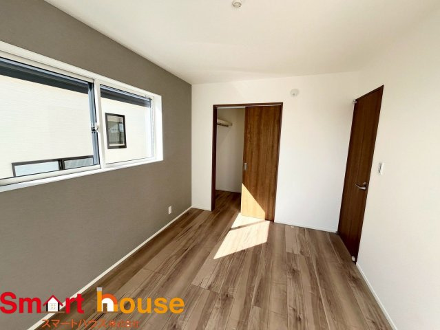 相模原市緑区東橋本　新築全12棟の洋室|広々とした居住空間は日々の暮らしを彩り、心のやすらぎと満足感を与えてくれます。通風と採光を考慮した設計は子供たちはのびのび育ち、家族でくつろぎと団らんを生み出します。