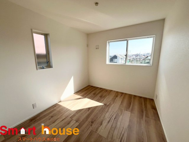 相模原市緑区東橋本　新築全12棟の洋室|木目のフローリングが暖かみのある室内に。明るい寝室で心地のいい朝を迎えられそう。